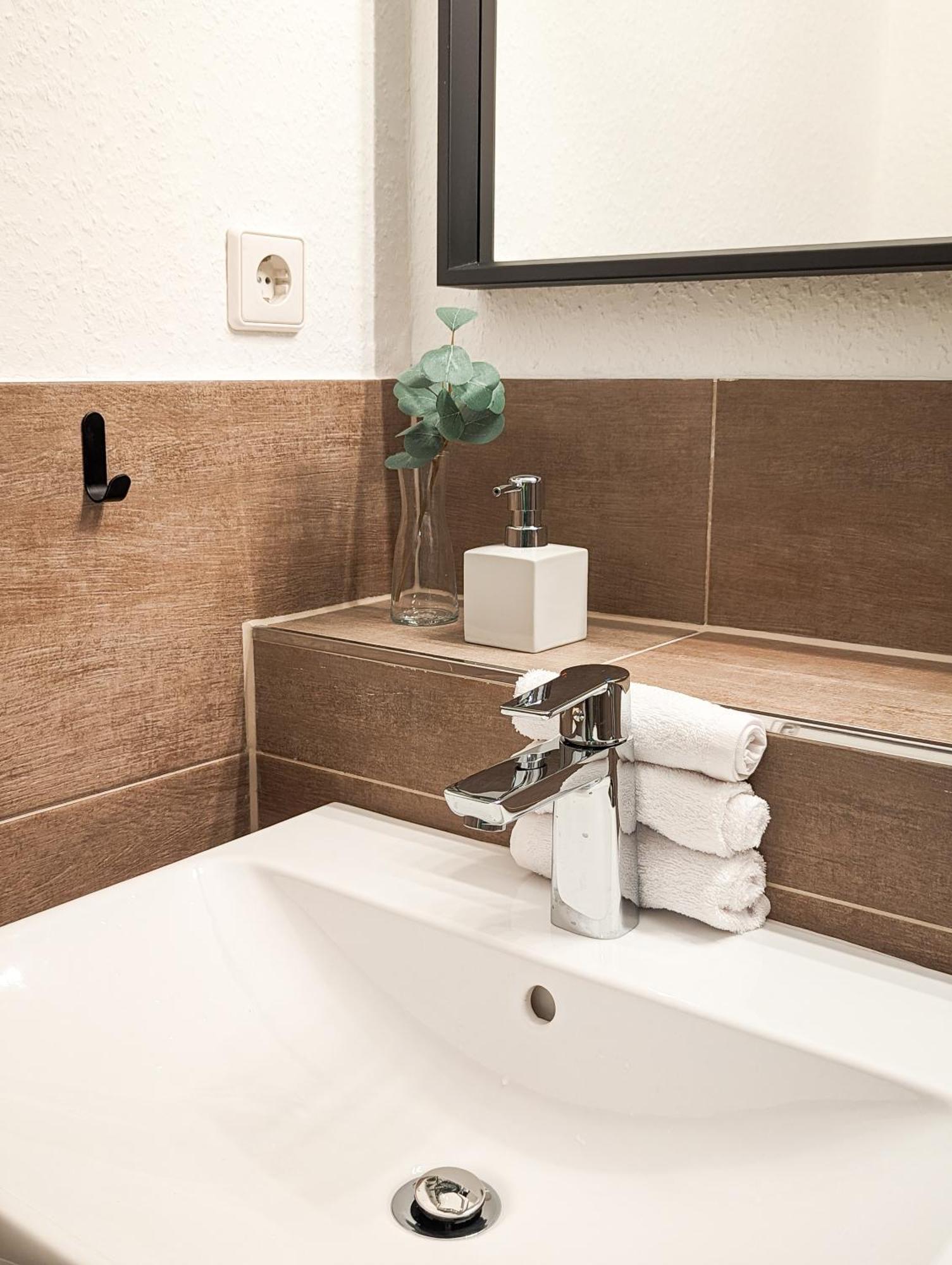 N2 Centrally Located 3-Room Apartment With Balcony Or Individual Rooms كارلسروه المظهر الخارجي الصورة